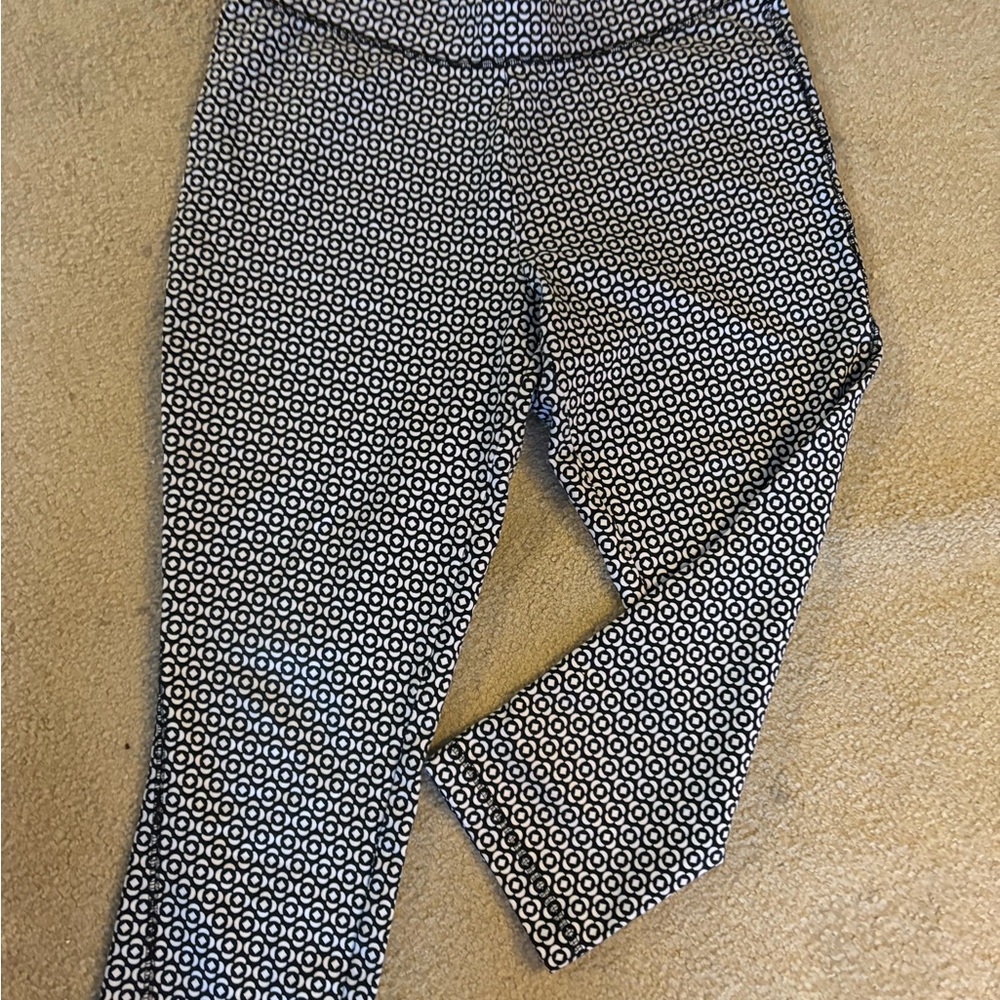 Talbots Black and White Geometric capri Pants. Pull up stretch pants
